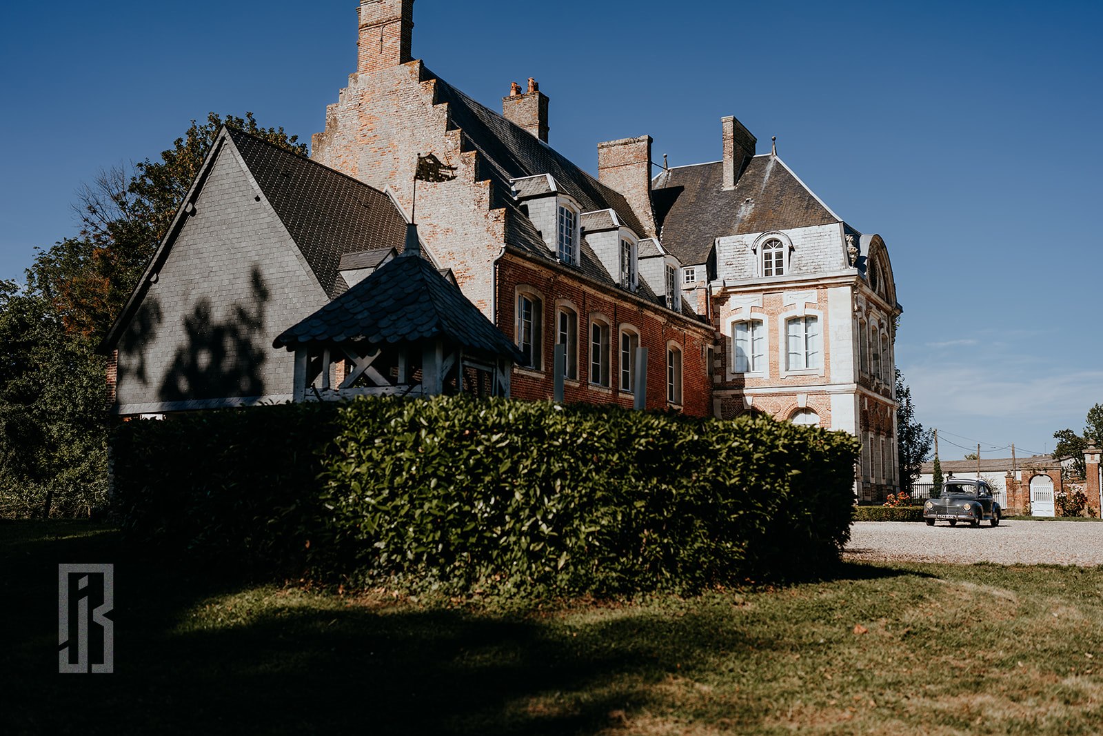 Façade du Château de Lihus illuminée le soir — Photo Julien Briche