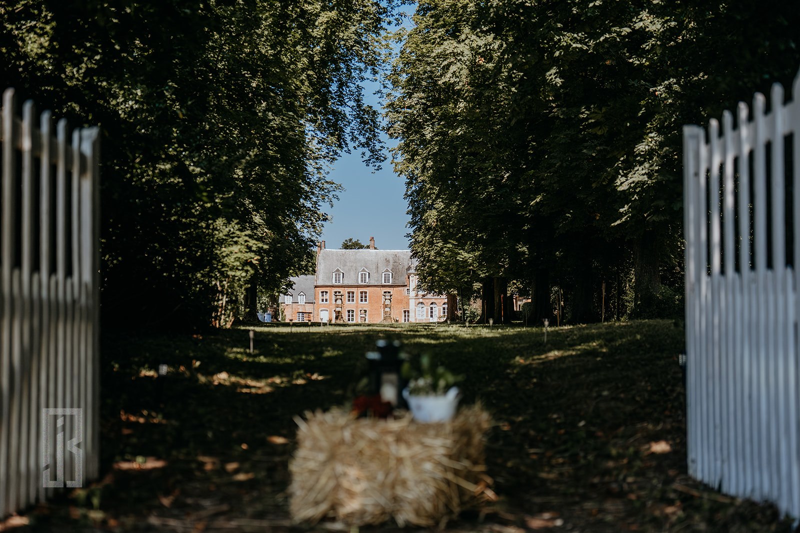 Mariés dans le parc du Château de Lihus — Photo Julien Briche