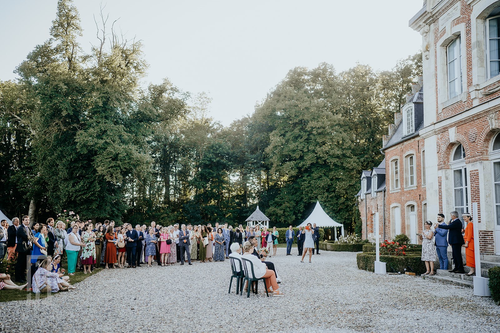 Mariés devant le Château de Lihus dans l'Oise — Photo Julien Briche