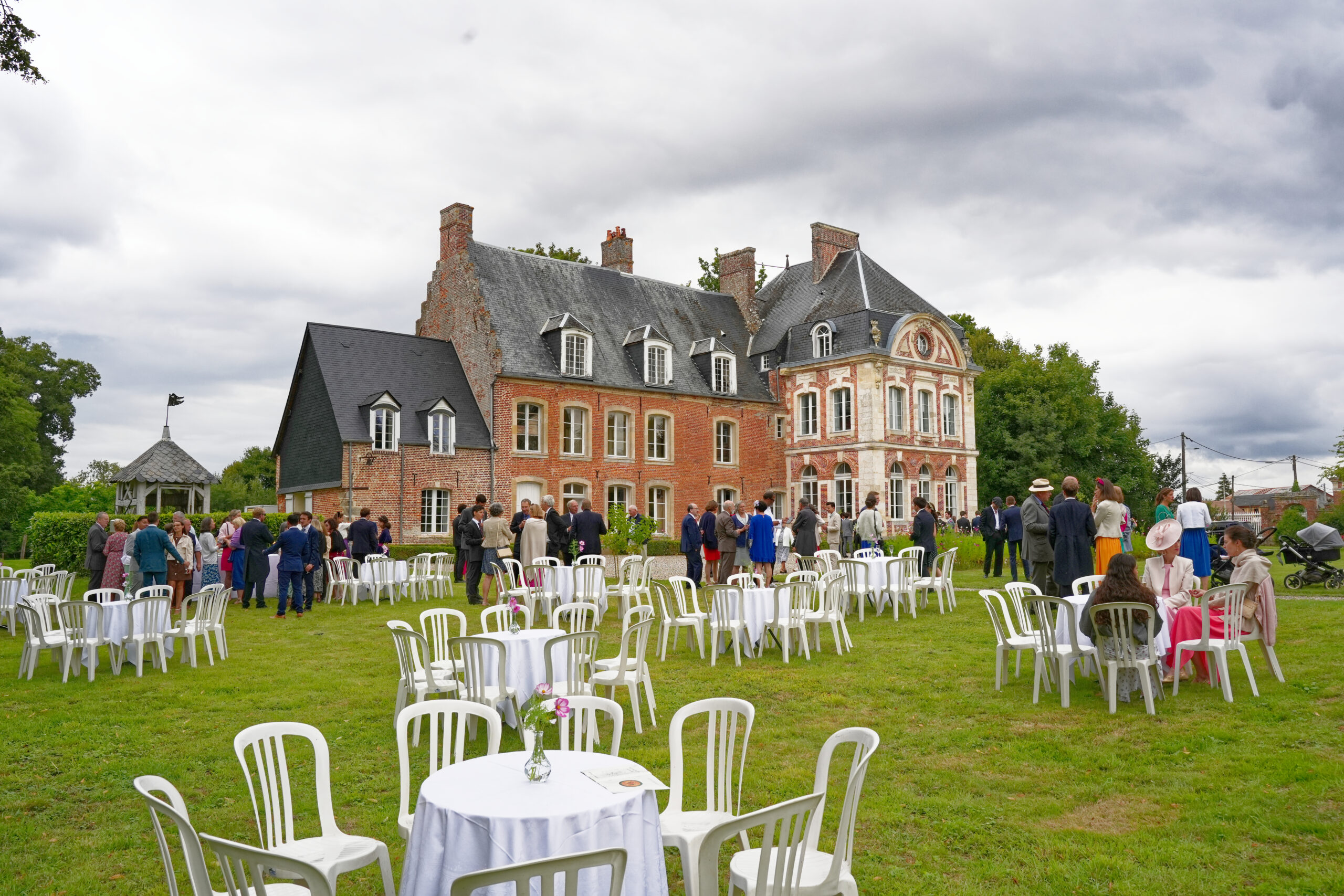 Vue du Château de Lihus et de son parc arboré de 5 hectares dans l'Oise, lieu de mariage et réception