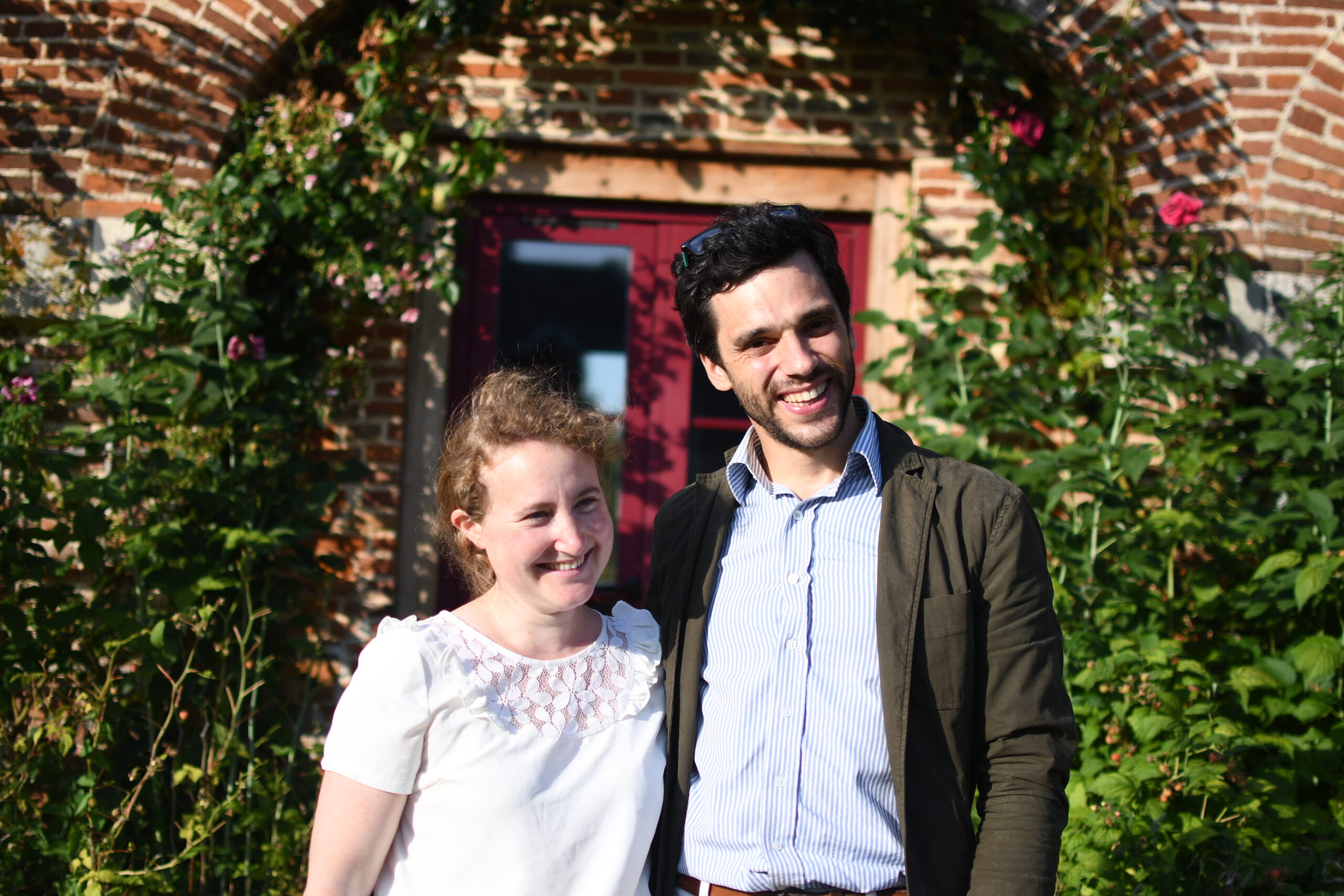 Basile et Marie Achet dans le parc du Château de Lihus, propriétaires du domaine depuis 2018