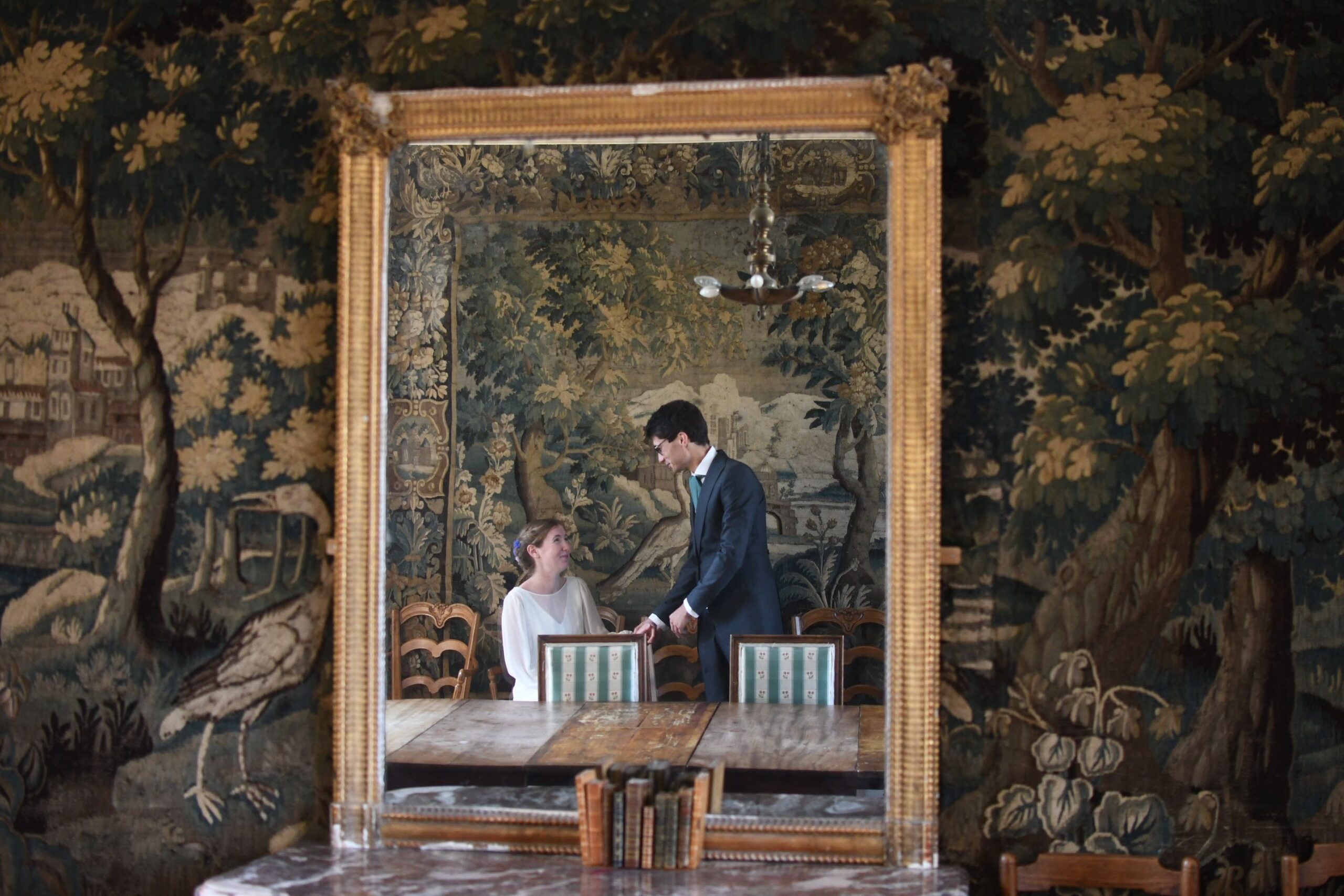 Mariés reflétés dans un miroir doré, salon aux tapisseries du Château de Lihus