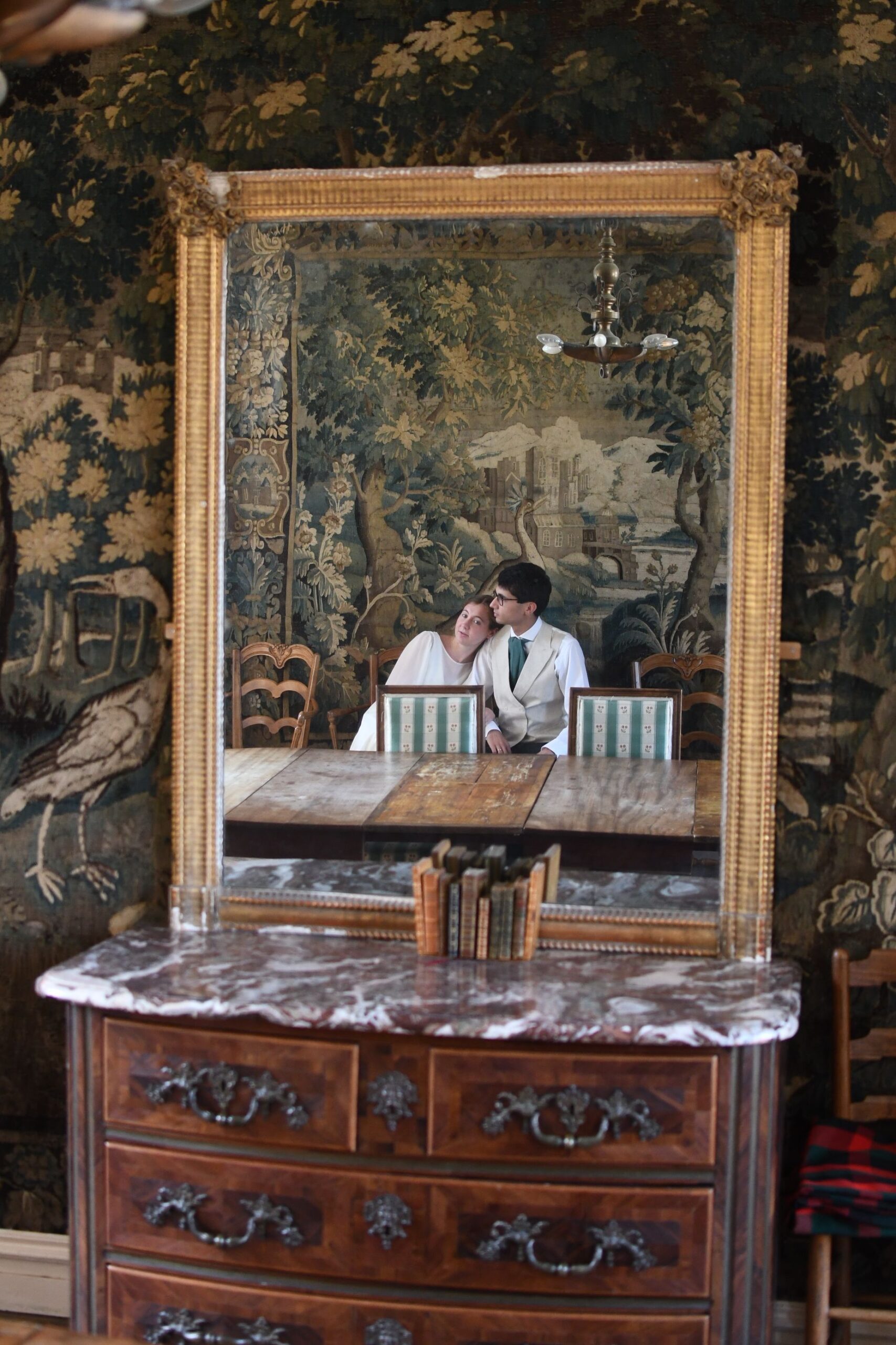 Portrait de mariés dans le miroir ancien du salon du Château de Lihus