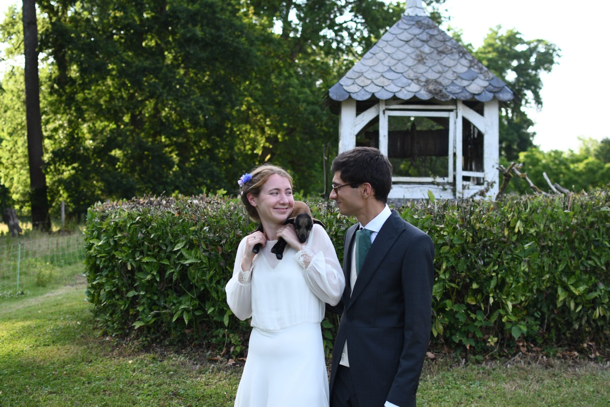 Mariés avec un chevreau devant le pavillon du parc du Château de Lihus