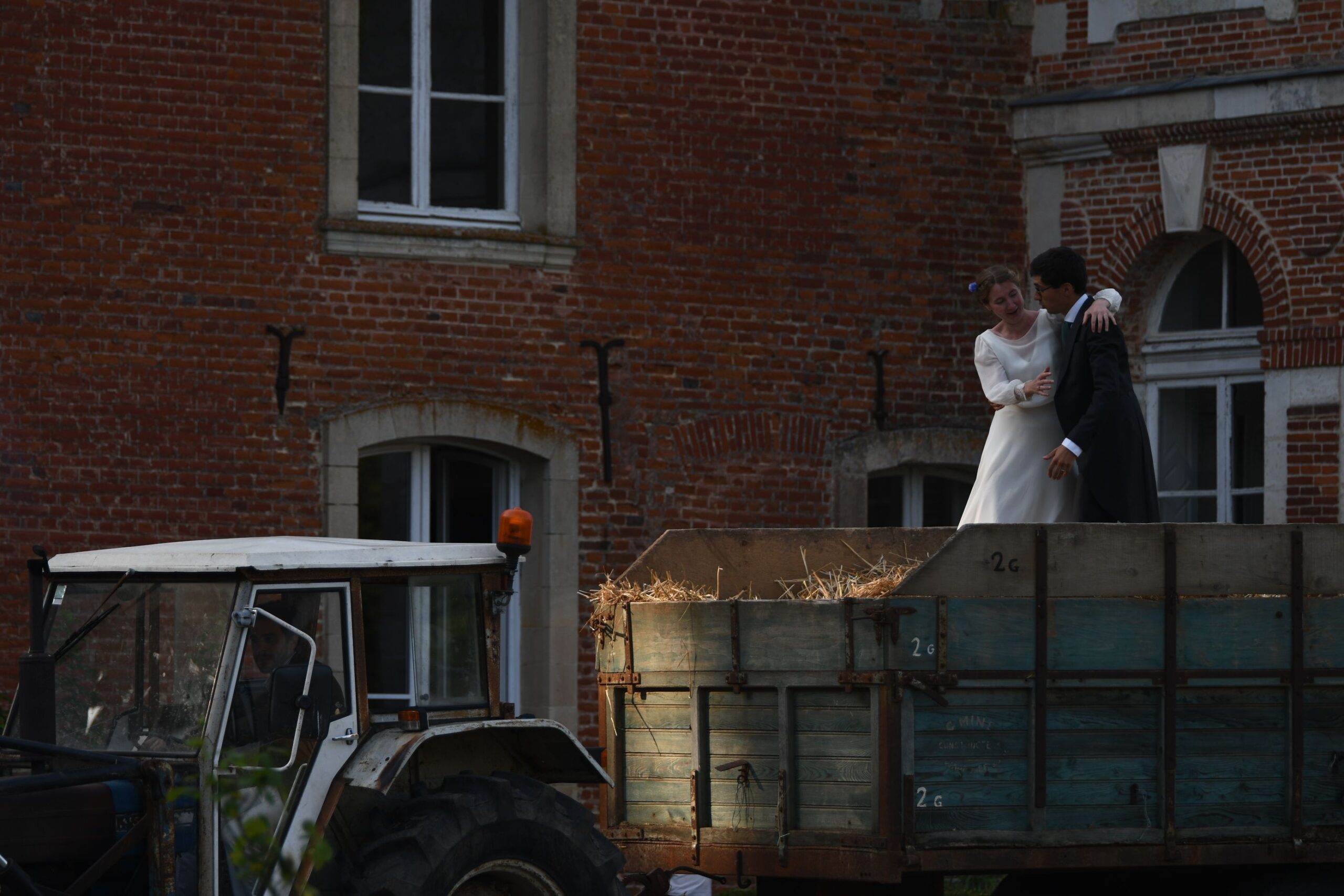 Tour en remorque des mariés devant le Château de Lihus