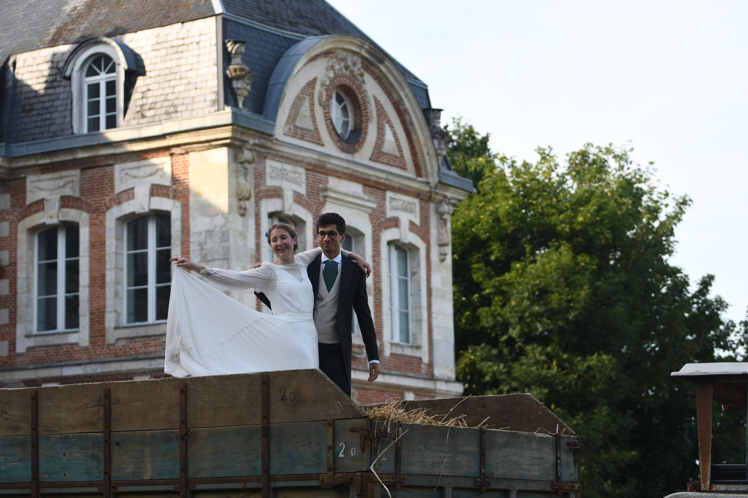 Mariés rieurs sur la remorque devant la façade du Château de Lihus