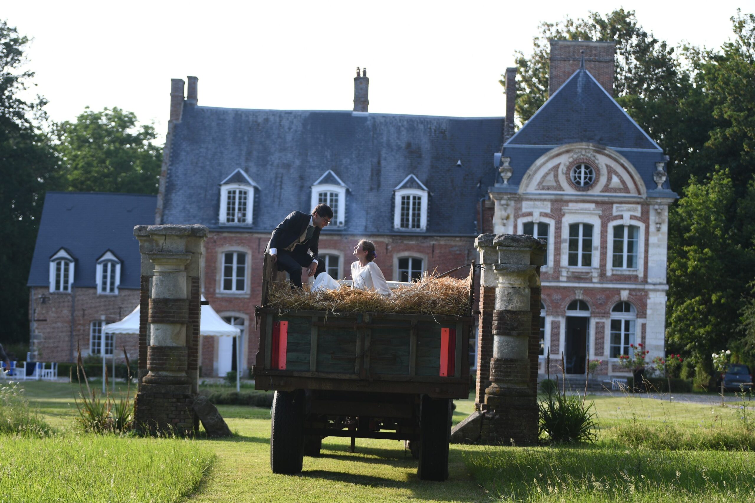 Mariés sur la paille face au Château de Lihus entre les piliers de pierre