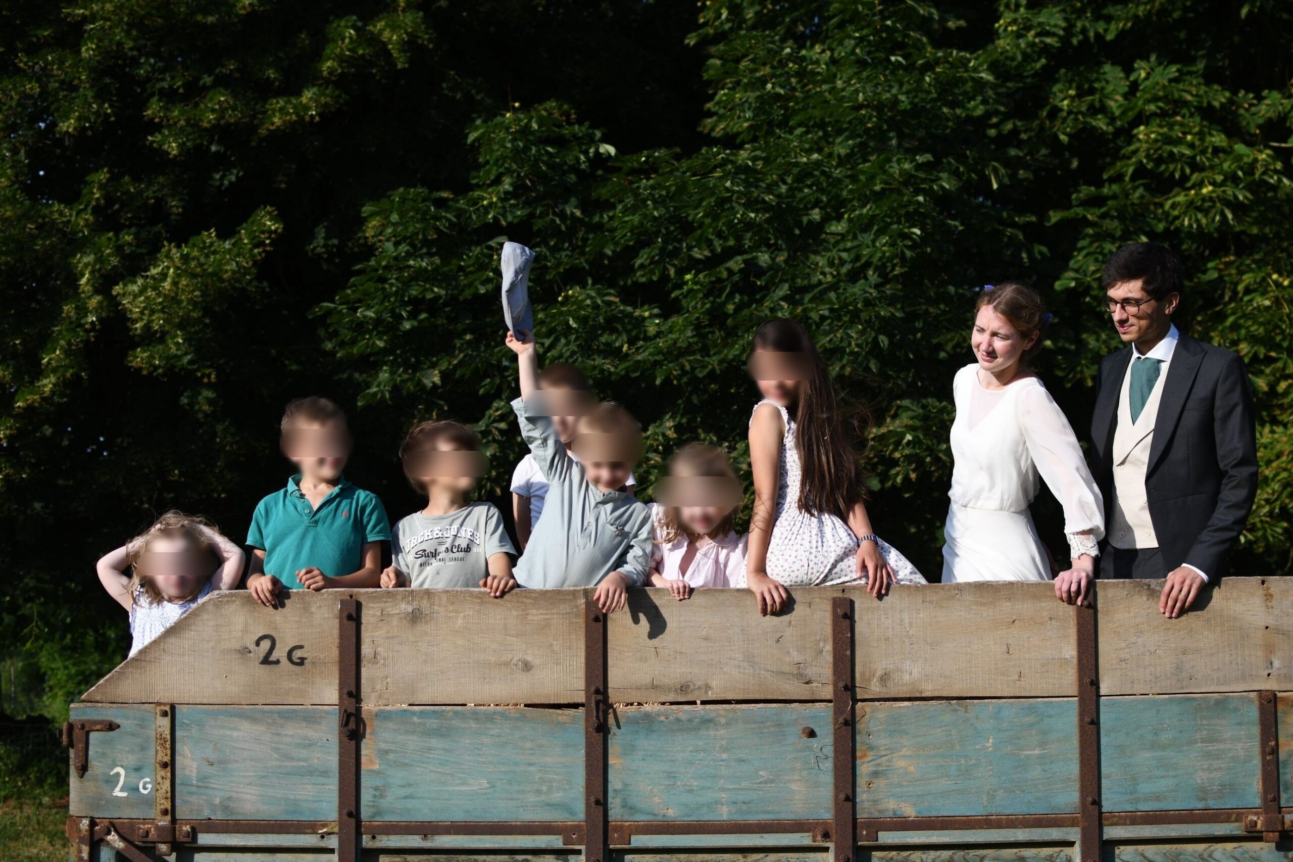 Mariés entourés des enfants d'honneur sur la remorque au Château de Lihus