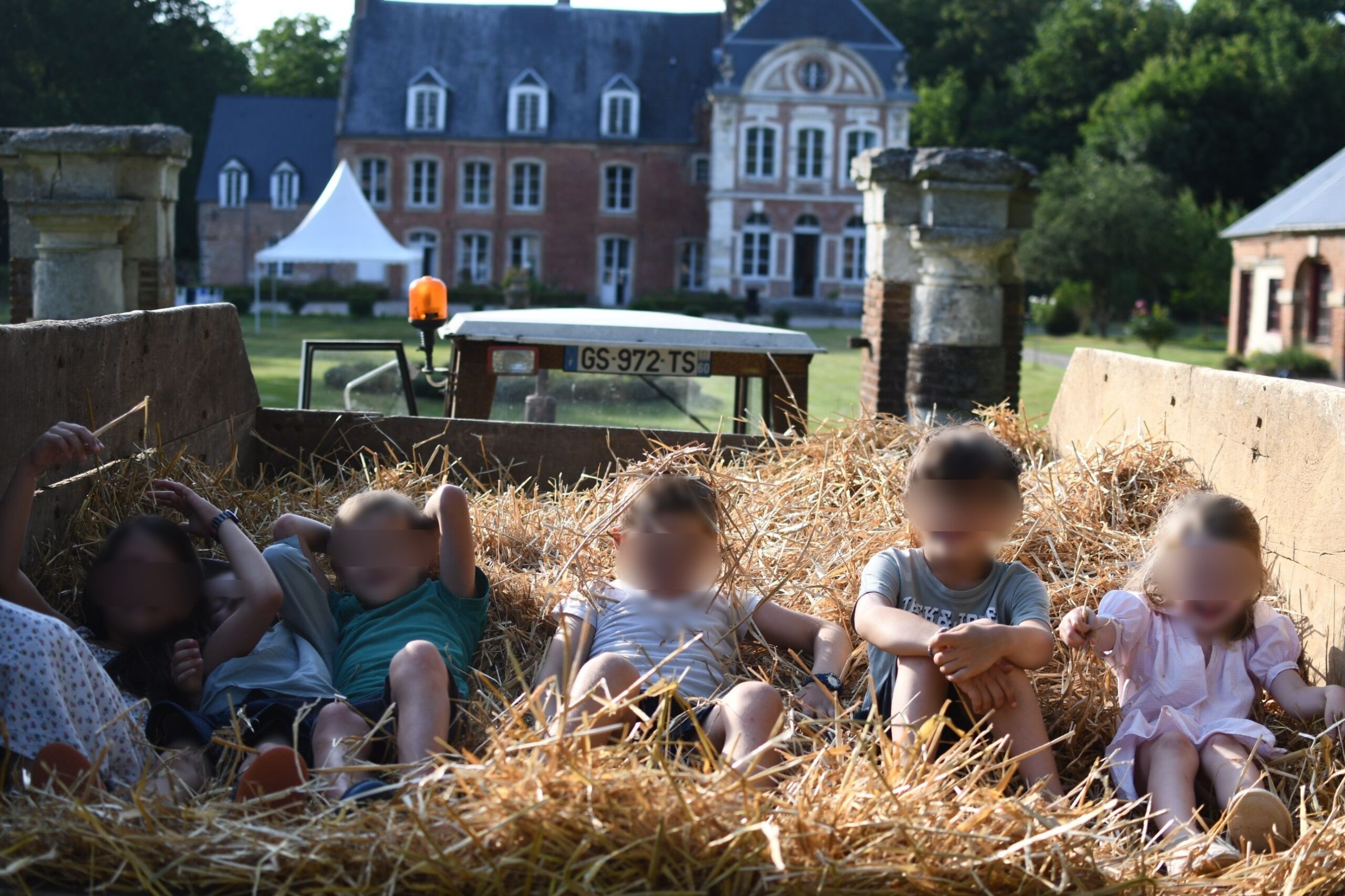 Enfants rieurs dans la paille, Château de Lihus en arrière-plan